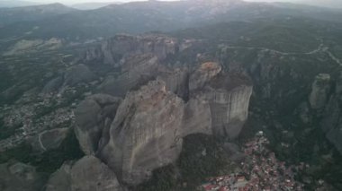 Yunanistan 'da nefes kesen kaya oluşumlarını ve ikonik Meteora manastırlarını gözler önüne seren hayranlık verici bir hava manzarası