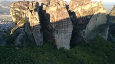 Yunanistan 'da nefes kesen kaya oluşumlarını ve ikonik Meteora manastırlarını gözler önüne seren hayranlık verici bir hava manzarası