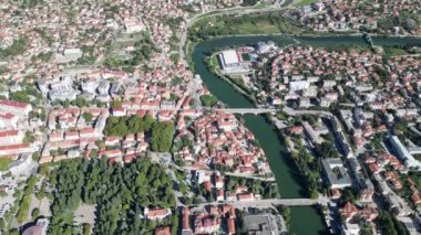 Nefes kesici ve çarpıcı bir hava manzarası nehri güzel bir şekilde saran canlı bir şehir manzarası.