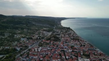 Huzurlu ve sakin bir alacakaranlık sahnesi. Huzur içinde yüzen tekneler ve kıyı boyunca küçük tuhaf bir kasaba.