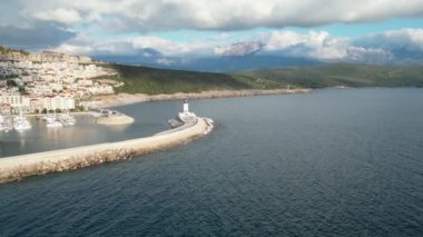 Kıyı evlerinde sayısız tekneyle dolu bir marinayı güzel bir şekilde yakalayan nefes kesici manzaralı bir manzara.
