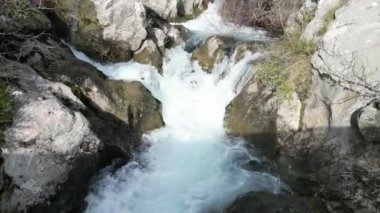 Güzel bir dere taşların üzerinde çağlıyor, yemyeşil ile çevrili, sükuneti sergiliyor..