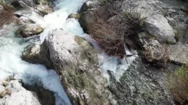 Güzel bir dere taşların üzerinde çağlıyor, yemyeşil ile çevrili, sükuneti sergiliyor..