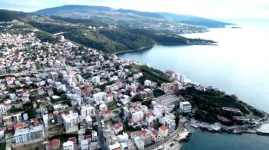 Bir dakikanızı ayırın ve güzel Akdeniz boyunca uzanan muhteşem bir sahil kasabasının nefes kesici manzarasının tadını çıkarın.