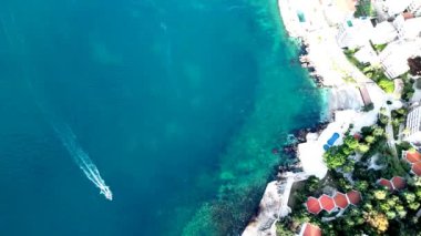 Bir dakikanızı ayırın ve güzel Akdeniz boyunca uzanan muhteşem bir sahil kasabasının nefes kesici manzarasının tadını çıkarın.