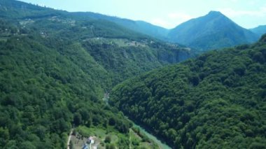 Resimli bir ormanı ve kanyonun dibinde bir dağ nehri olan güzel bir kanyon. Karadağ 'ın kuzeyi.
