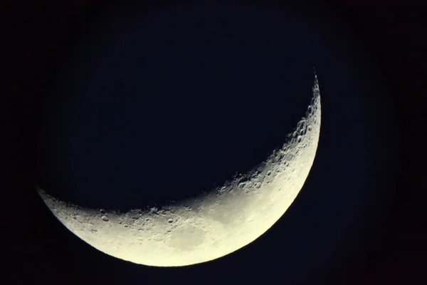 Gece gökyüzündeki ay