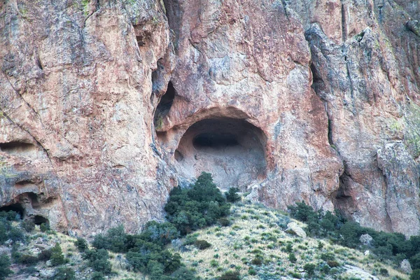 Arizona 'da gizlenmiş bir mağara manzarası.