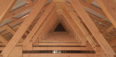 Yeni bir binanın inşaatında yeni bir evin içinde.