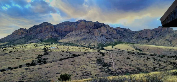 Dağlı ve doğalı güzel bir manzara, seyahat arka planı, doğa, gökyüzü.