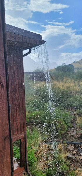Dağlarda eski bir ev