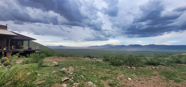 Colorado nehrinin üzerinde fırtına bulutları