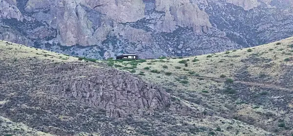 Dağlardaki güzel bir kulübe manzarası.