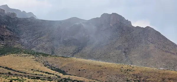 Dağlarla, bulutlarla ve musonlarla kaplı dağ manzarası