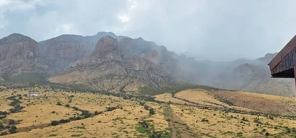 Dağların güzel manzarası ve muson yağmurları geliyor.