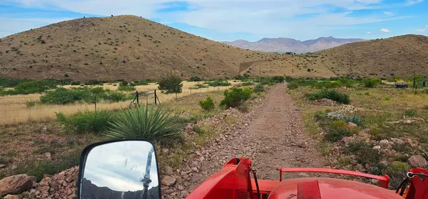 Arizona 'da çölde traktör kullanmak.