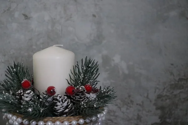 Adventskranz Mit Kerze Auf Weißem Wandhintergrund Mit Kopierraum — Stockfoto