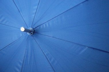 tepeden mavi şemsiye görünümü