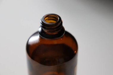 Kapağı açık bir ilaç şişesi.