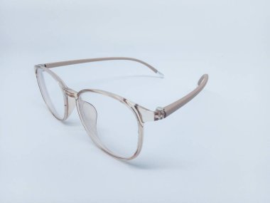 Beyaz arka plan üzerinde izole gözlük