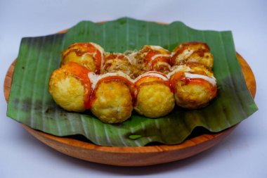 TAKOYAKI Japon ahtapot topları beyaz arka planda izole