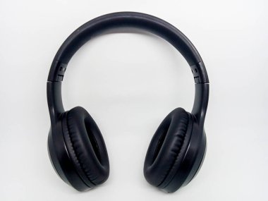 Bluetooth kulaklıklar, siyah deri kaplama yolu ile beyaz arka planda izole