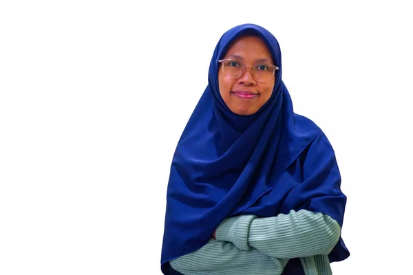 Porträtt Glad Leende Ung Asiatisk Flicka Hijab Tittar Kameran Isolerad — Stockfoto