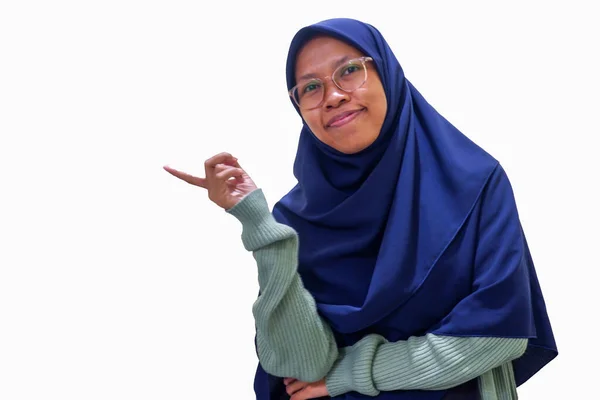 Portrait Jeune Fille Asiatique Souriante Heureuse Hijab Regardant Caméra Pointant — Photo