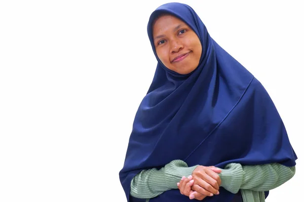 히잡에서 아시아 소녀의 초상화 카메라 배경에 무슬림 — 스톡 사진