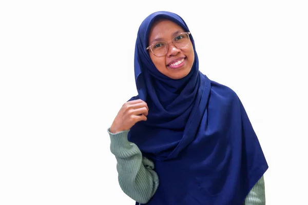 Portret Uśmiechniętej Młodej Azjatki Hidżabie Patrzącej Kamerę Odizolowaną Białym Tle — Zdjęcie stockowe