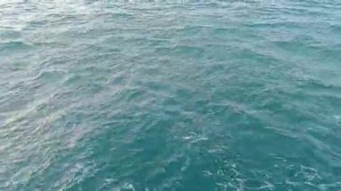 Mavi su yüzeyinin yavaş hareket etmesi dalgalar ve dalgalar, su arka planı