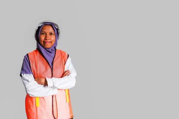 Счастливая Молодая Мусульманская Женщина Инженер Оранжевой Рабочей Одежде Каске Стоящая — стоковое фото