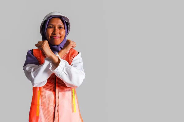 Schöne Muslimische Arbeiterin Mit Schutzhelm Und Weste Die Mit Der — Stockfoto