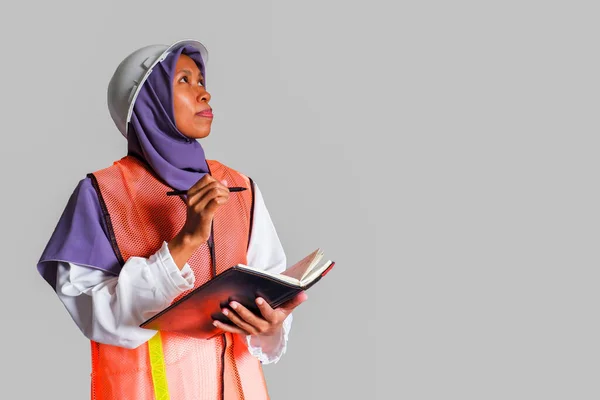 Mulher Muçulmana Trabalhador Vestindo Hijab Capacete Segurança Chapéu Duro Inspecionando — Fotografia de Stock