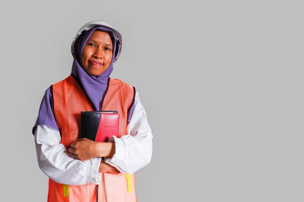 Muslim Kvinna Arbetare Bär Hijab Och Säkerhet Hjälm Hatt Inspektera — Stockfoto