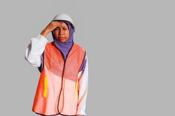 Retrato Trabalho Feminino Muçulmano Usa Capacete Colete Segurança Parece Estressado — Fotografia de Stock