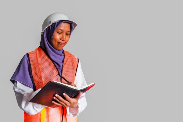 Pekerja Perempuan Muslim Mengenakan Jilbab Dan Helm Pengaman Dengan Topi — Stok Foto