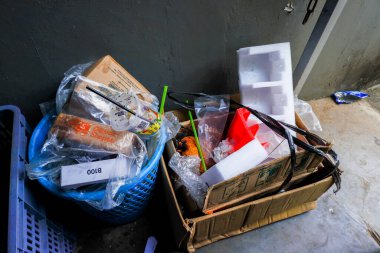 Kota Bekasi Endonezya - 15 Eylül 2023: Evin terasında plastik atık, karton atık ve strafor atığı.