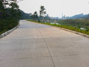 Yeşil Park 'ta koşu pisti olan manzara, rezervuarın yanındaki parkta koşu pisti ve hiç insan yok.