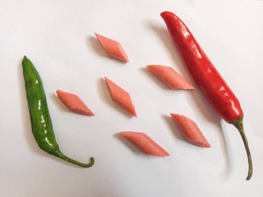 Beyaz arka plan üzerinde izole sığır sosis