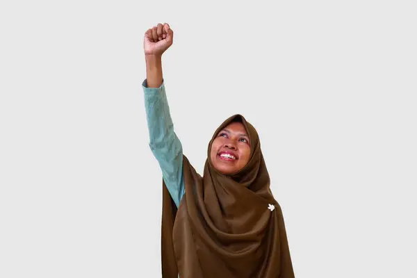 Wanita Muslim Tertawa Gembira Mengangkat Tangannya Terisolasi Latar Belakang Putih — Stok Foto