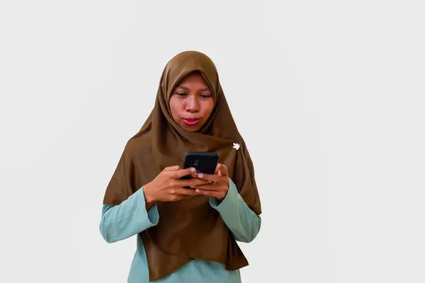 Мусульманка Шокирована Счастлива Видеть Свой Мобильный Телефон Изолированным Белом Фоне — стоковое фото