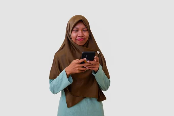 Moslimvrouw Geschokt Blij Haar Mobiele Telefoon Geïsoleerd Zien Een Witte — Stockfoto