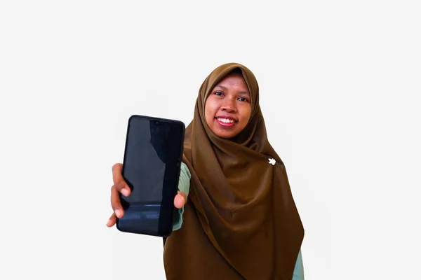 Wanita Muslim Tertawa Gembira Menunjukkan Ponselnya Menghadap Kamera Terisolasi Latar — Stok Foto