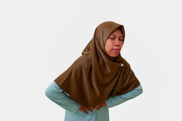 胃を持っているイスラム教徒の女性は 白い背景で孤立した胃痛を感じます — ストック写真