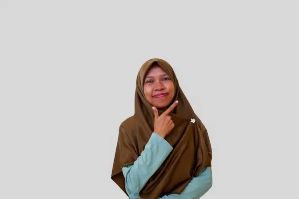 Портрет Счастливой Улыбающейся Молодой Азиатки Хиджабе Смотрящей Камеру Белом Фоне — стоковое фото