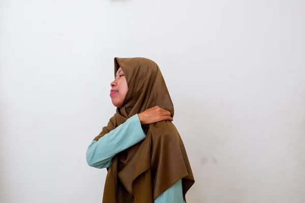 Mulher Muçulmana Segurando Ombro Sentindo Dor Ombro Fundo Branco Isolado — Fotografia de Stock