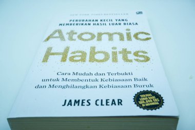 Bekasi, 18 Ocak 2024: James Clear Endonezya 'dan Atomik Alışkanlıklar kitabı çeviri, yaşam değişimi ve motivasyon, beyaz bir arkaplanda izole edilmiş.
