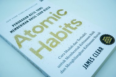 Bekasi, 18 Ocak 2024: James Clear Endonezya 'dan Atomik Alışkanlıklar kitabı çeviri, yaşam değişimi ve motivasyon, beyaz bir arkaplanda izole edilmiş.