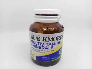 Bekasi, 18 Ocak 2024: Blackmores multivitaminler ve günlük ihtiyaçlar için mineraller, beyaz arka planda izole edilmiş.
